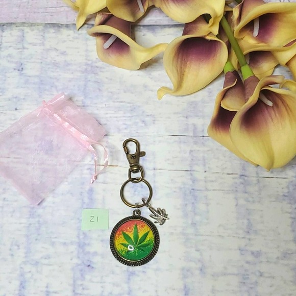 Handmade Leaf Keychain - Picture 1 of 4